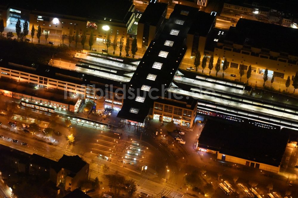 Potsdam bei Nacht von oben - Nachtluftbild des Hauptbahnhofs der Deutschen Bahn in Potsdam im Bundesland Brandenburg