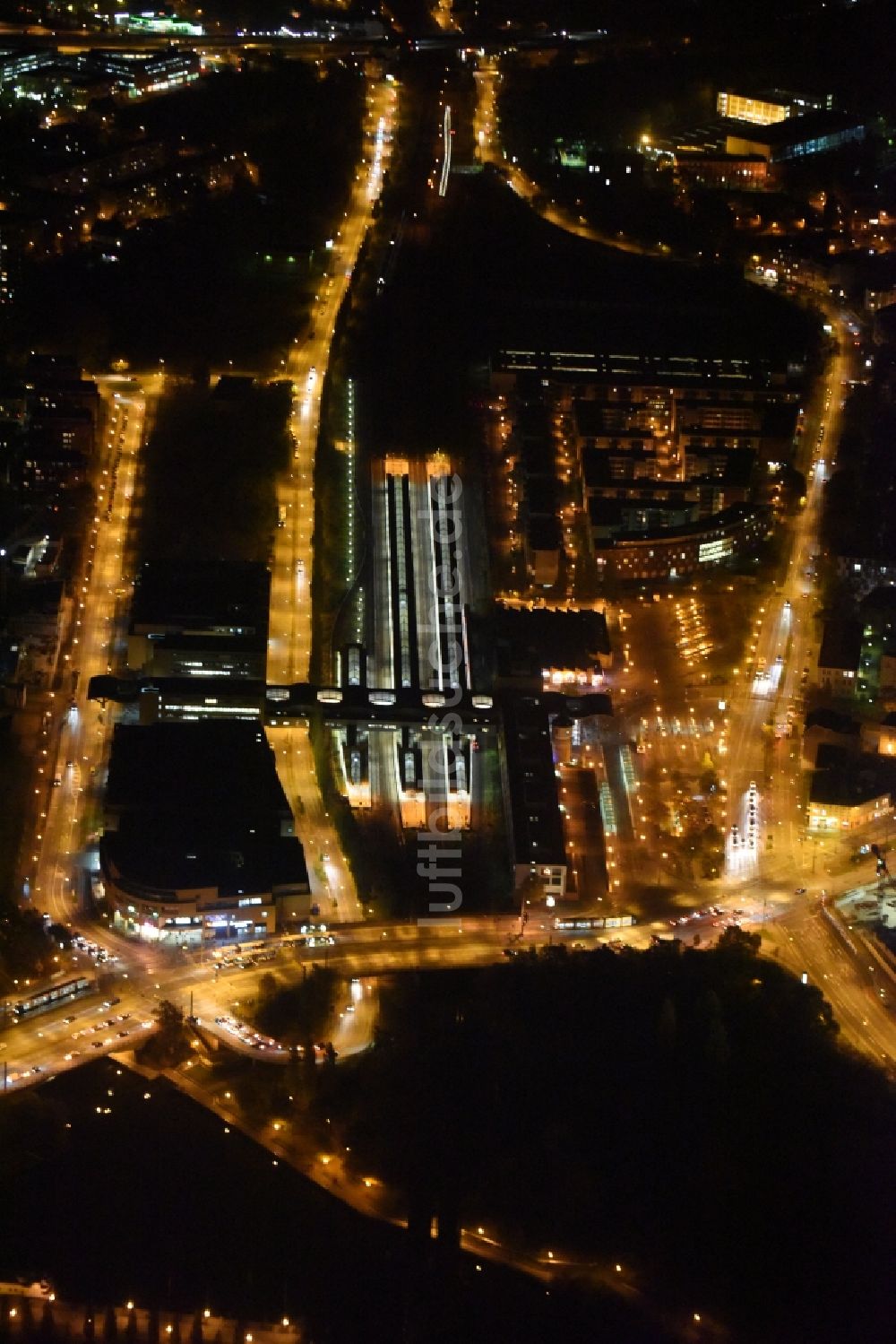 Potsdam bei Nacht aus der Vogelperspektive: Nachtluftbild des Hauptbahnhofs der Deutschen Bahn in Potsdam im Bundesland Brandenburg