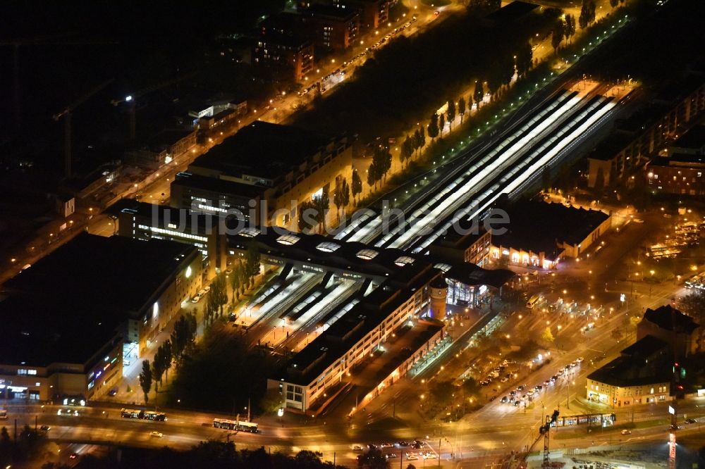 Nachtluftbild Potsdam - Nachtluftbild des Hauptbahnhofs der Deutschen Bahn in Potsdam im Bundesland Brandenburg