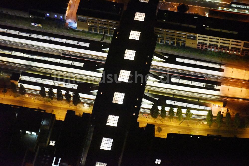 Potsdam bei Nacht aus der Vogelperspektive: Nachtluftbild des Hauptbahnhofs der Deutschen Bahn in Potsdam im Bundesland Brandenburg