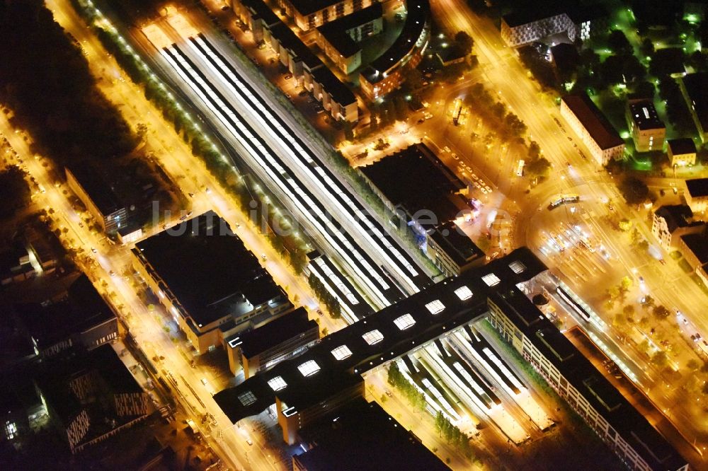 Nacht-Luftaufnahme Potsdam - Nachtluftbild des Hauptbahnhofs der Deutschen Bahn in Potsdam im Bundesland Brandenburg