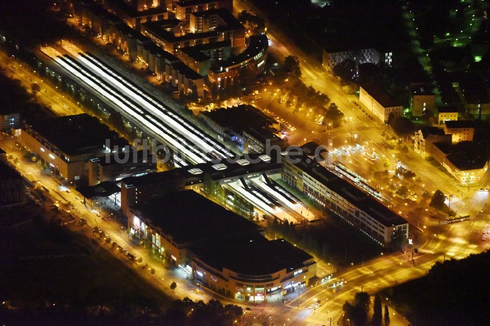 Potsdam bei Nacht von oben - Nachtluftbild des Hauptbahnhofs der Deutschen Bahn in Potsdam im Bundesland Brandenburg