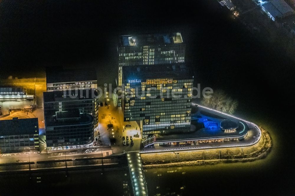 Nachtluftbild Düsseldorf - Nachtluftbild des Hochhaus- Gebäude der Hotelanlage Hyatt Regency Düsseldorf in Düsseldorf im Bundesland Nordrhein-Westfalen