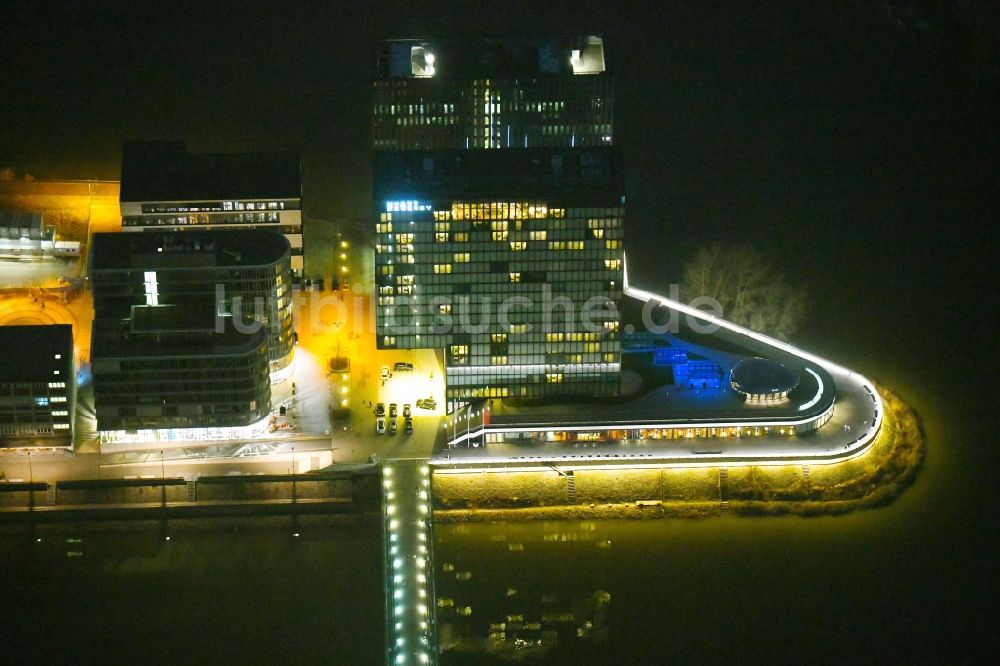 Düsseldorf bei Nacht von oben - Nachtluftbild des Hochhaus- Gebäude der Hotelanlage Hyatt Regency Düsseldorf in Düsseldorf im Bundesland Nordrhein-Westfalen