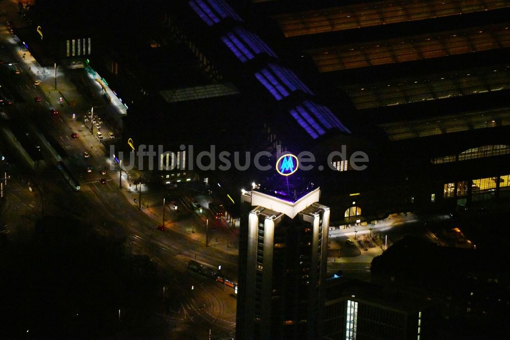 Leipzig bei Nacht von oben - Nachtluftbild des Hochhaus- Gebäudekomplexes der Leipziger Wohnungs- und Baugesellschaft (LWB) in Leipzig im Bundesland Sachsen