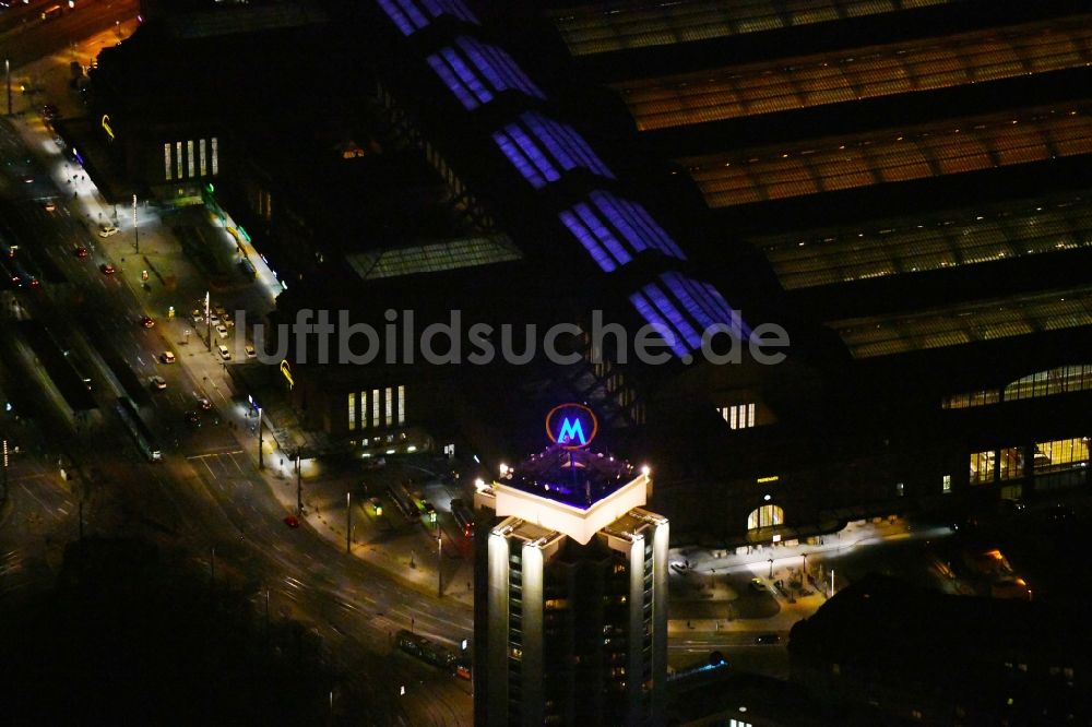 Nacht-Luftaufnahme Leipzig - Nachtluftbild des Hochhaus- Gebäudekomplexes der Leipziger Wohnungs- und Baugesellschaft (LWB) in Leipzig im Bundesland Sachsen