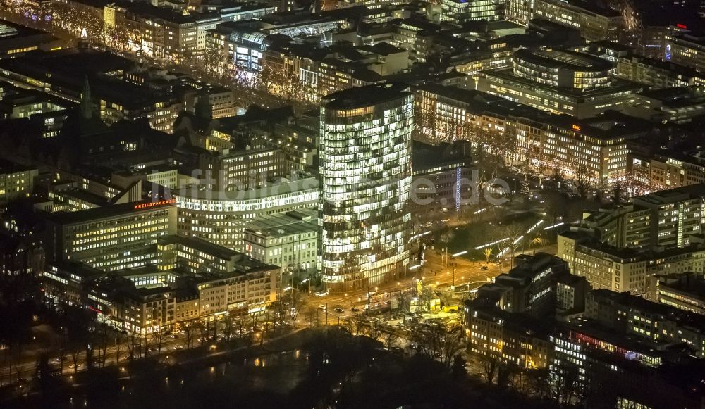 Düsseldorf bei Nacht aus der Vogelperspektive: Nachtluftbild des Hochhauses Hochhaus GAP 15 auf dem Graf-Adolf-Platz in Düsseldorf im Bundesland Nordrhein-Westfalen