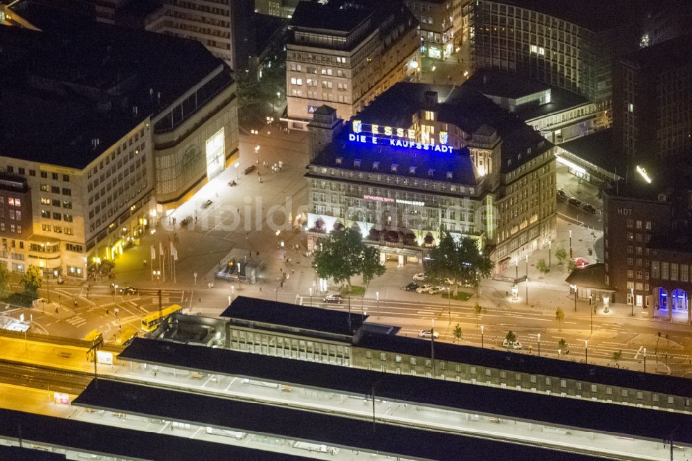 Essen bei Nacht aus der Vogelperspektive: Nachtluftbild des Hotel Handelshof am Willy Brandt-Platz in Essen im Bundesland Nordrhein-Westfalen