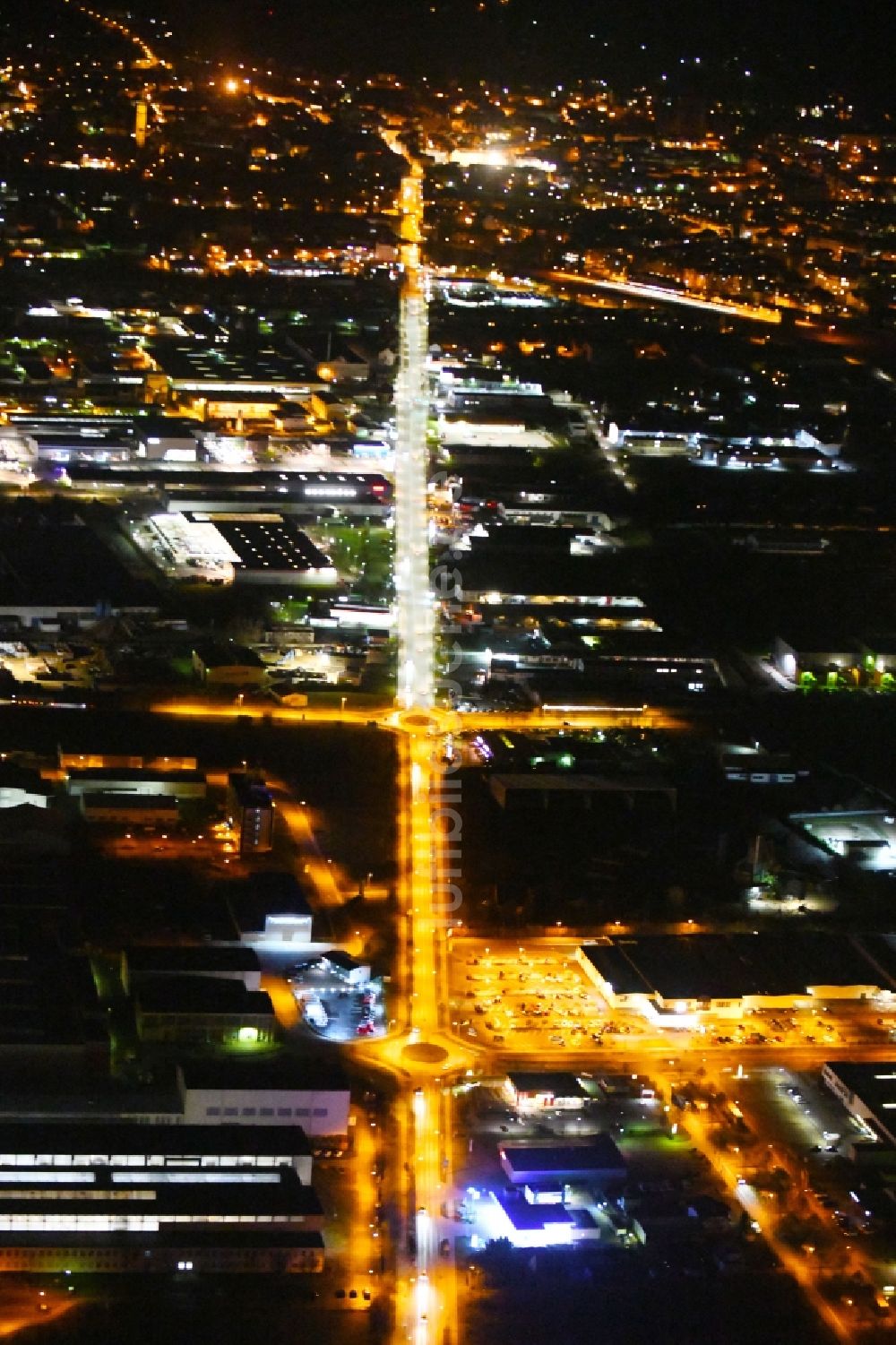 Nacht-Luftaufnahme Arnstadt - Nachtluftbild des Industrie- und Gewerbegebiet an Arnstadt im Bundesland Thüringen, Deutschland