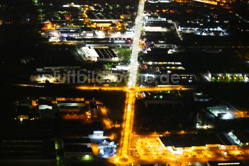 Arnstadt bei Nacht aus der Vogelperspektive: Nachtluftbild des Industrie- und Gewerbegebiet an Arnstadt im Bundesland Thüringen, Deutschland