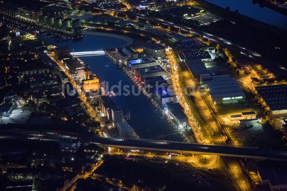 Nacht-Luftaufnahme Duisburg - Nachtluftbild des Innenhafen Duisburg im Bundesland Nordrhein-Westfalen