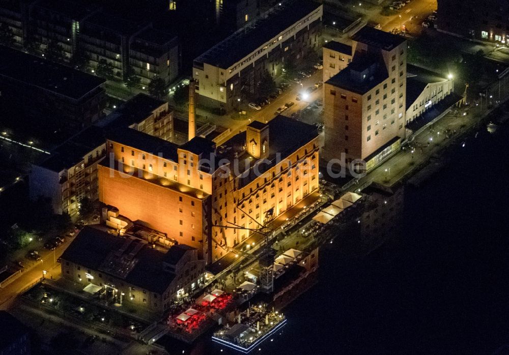 Duisburg bei Nacht aus der Vogelperspektive: Nachtluftbild des Innenhafen am Philosophenweg in Duisburg im Bundesland Nordrhein-Westfalen