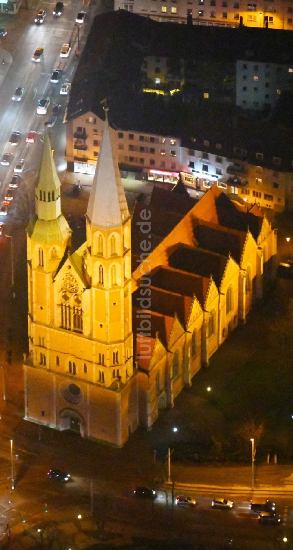 Nacht-Luftaufnahme Braunschweig - Nachtluftbild des Kirchengebäude der St. Katharinenkirche in Braunschweig im Bundesland Niedersachsen