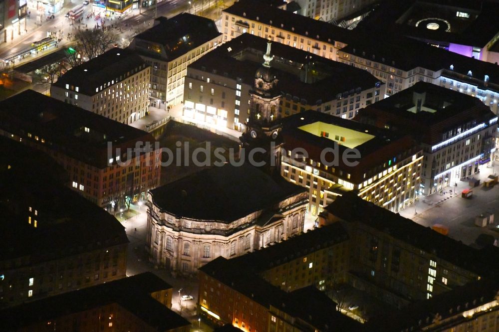 Nachtluftbild Dresden - Nachtluftbild des Kirchengebäude der Kreuzkirche Dresden An der Kreuzkirche in Dresden im Bundesland Sachsen