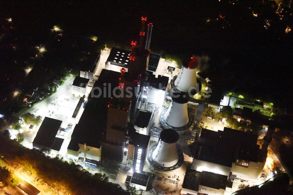 Berlin bei Nacht von oben - Nachtluftbild des Kraftwerk Berlin Lichterfelde