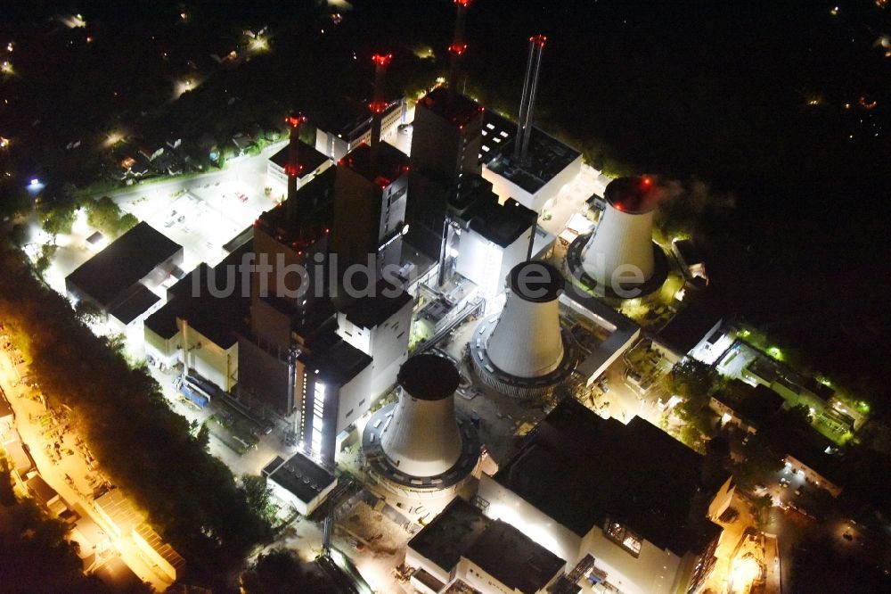 Berlin bei Nacht aus der Vogelperspektive: Nachtluftbild des Kraftwerk Berlin Lichterfelde