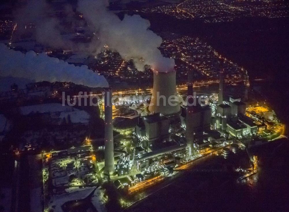 Nachtluftbild Voerde - Nachtluftbild des Kraftwerk Voerde, einem Steinkohlekraftwerk in Voerde (Niederrhein) im Kreis Wesel am Ufer des Rhein im Bundesland Nordrhein-Westfalen