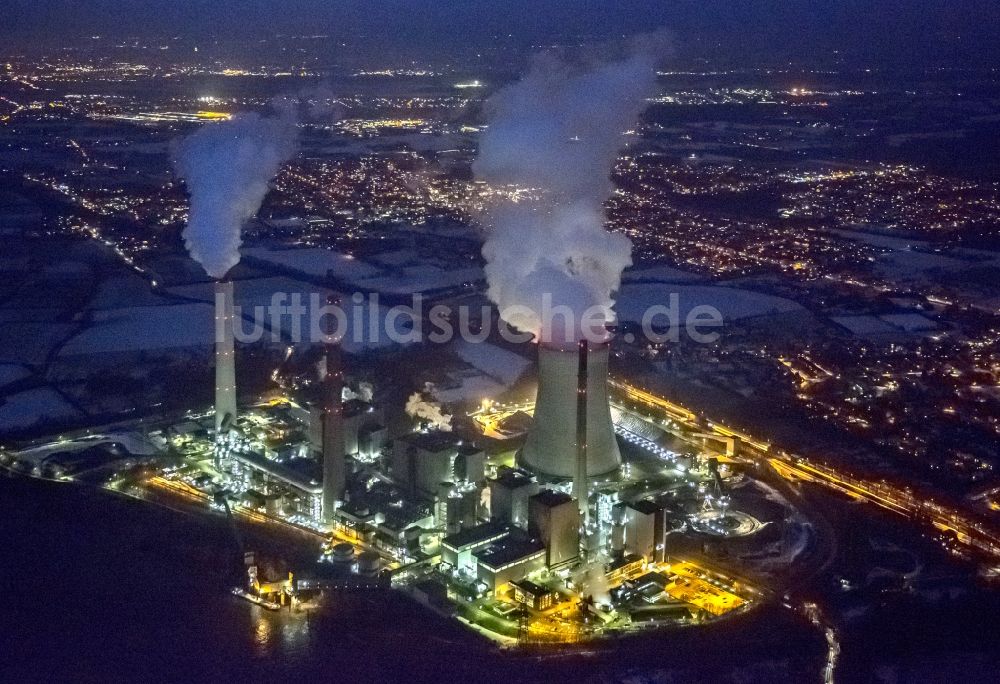 Nacht-Luftaufnahme Voerde - Nachtluftbild des Kraftwerk Voerde, einem Steinkohlekraftwerk in Voerde (Niederrhein) im Kreis Wesel am Ufer des Rhein im Bundesland Nordrhein-Westfalen