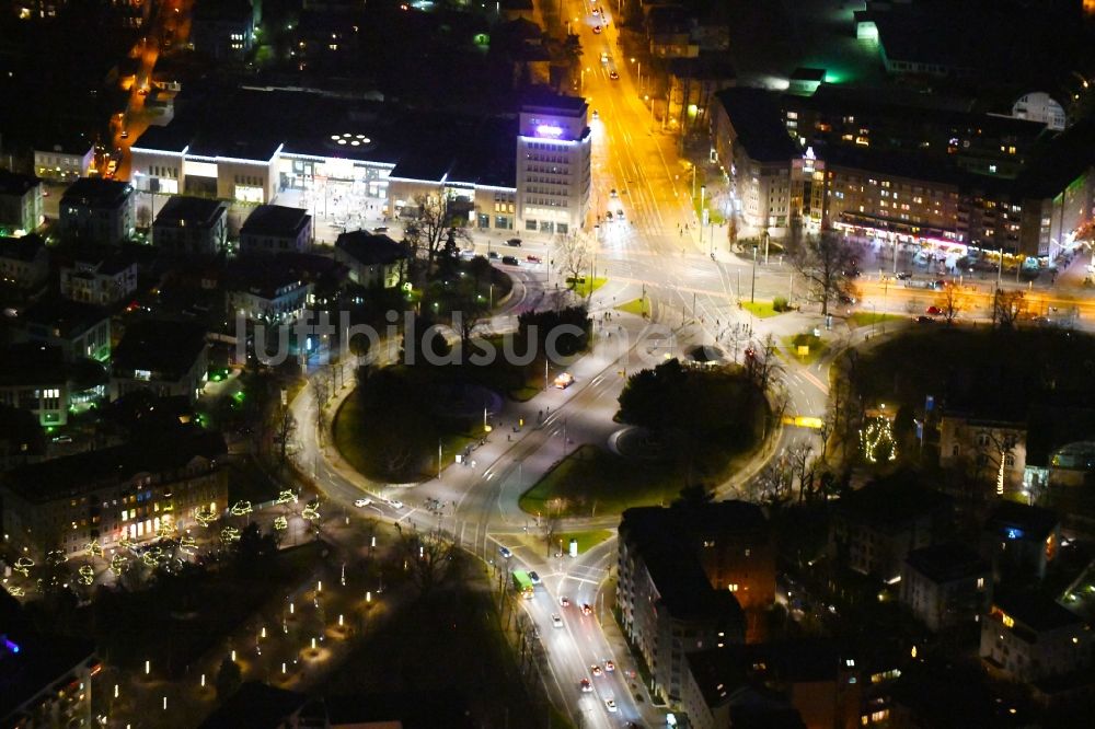 Dresden bei Nacht aus der Vogelperspektive: Nachtluftbild des Kreisverkehr - Straßenverlauf am Albertplatz im Ortsteil Cossebaude in Dresden im Bundesland Sachsen, Deutschland