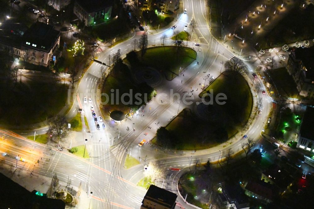 Nachtluftbild Dresden - Nachtluftbild des Kreisverkehr - Straßenverlauf am Albertplatz im Ortsteil Cossebaude in Dresden im Bundesland Sachsen, Deutschland