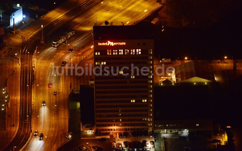 Potsdam bei Nacht von oben - Nachtluftbild des Mercure Hotel in Potsdam im Bundesland Brandenburg