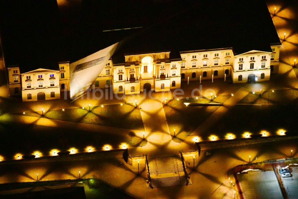 Dresden bei Nacht aus der Vogelperspektive: Nachtluftbild des Militärhistorischen Museum der Bundeswehr ( MHM ) in Dresden im Bundesland Sachsen