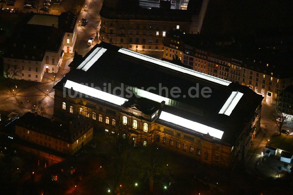 Nachtluftbild Dresden - Nachtluftbild des Museums- Gebäude- Ensembleam Tzschirnerplatz im Ortsteil Altstadt in Dresden im Bundesland Sachsen, Deutschland