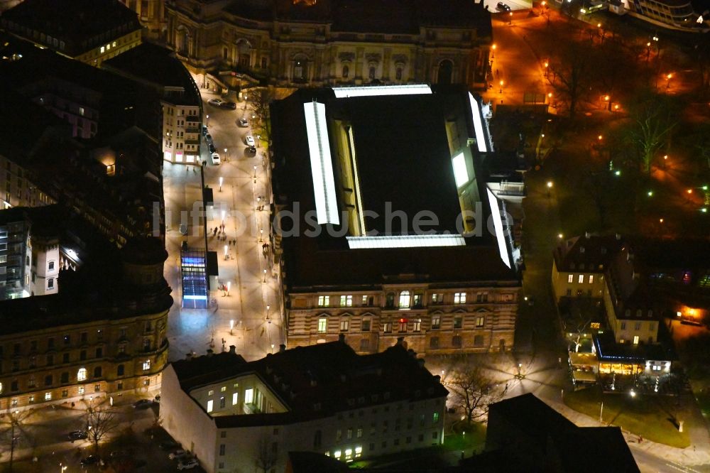 Nachtluftbild Dresden - Nachtluftbild des Museums- Gebäude- Ensembleam Tzschirnerplatz im Ortsteil Altstadt in Dresden im Bundesland Sachsen, Deutschland