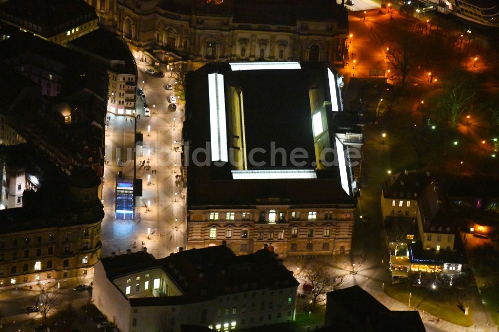 Nacht-Luftaufnahme Dresden - Nachtluftbild des Museums- Gebäude- Ensembleam Tzschirnerplatz im Ortsteil Altstadt in Dresden im Bundesland Sachsen, Deutschland