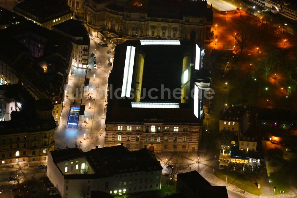 Dresden bei Nacht von oben - Nachtluftbild des Museums- Gebäude- Ensembleam Tzschirnerplatz im Ortsteil Altstadt in Dresden im Bundesland Sachsen, Deutschland