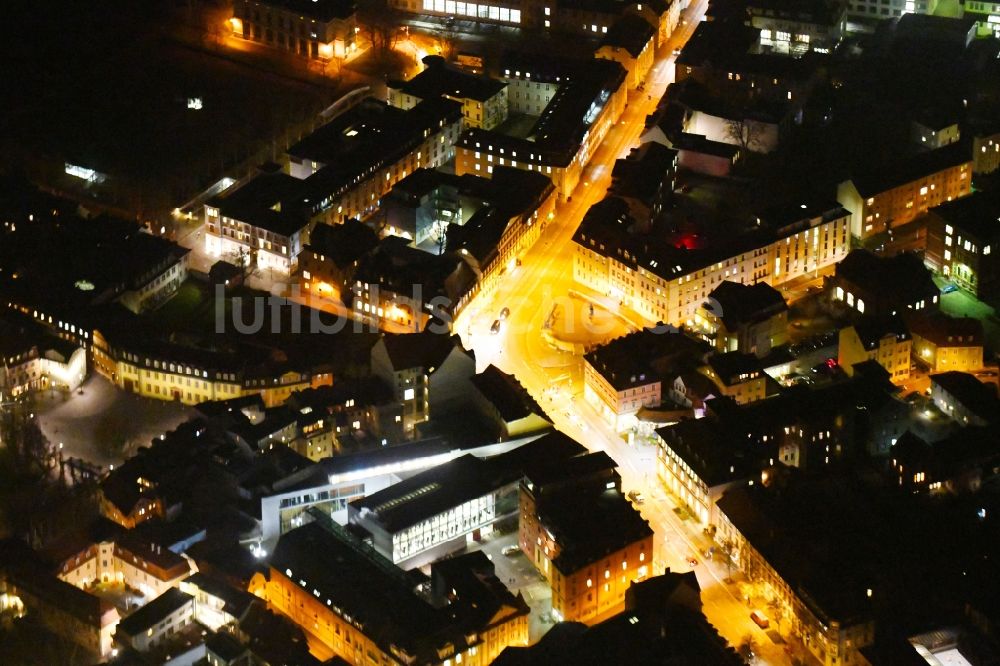 Weimar bei Nacht aus der Vogelperspektive: Nachtluftbild des Platz- Ensemble des Wielandplatz in Weimar im Bundesland Thüringen, Deutschland