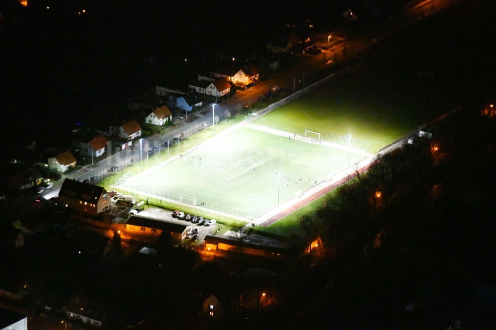 Arnstadt bei Nacht von oben - Nachtluftbild des Sportplatz- Fussballplatz des SV 09 Arnstadt e.V. Am Obertunk in Arnstadt im Bundesland Thüringen, Deutschland