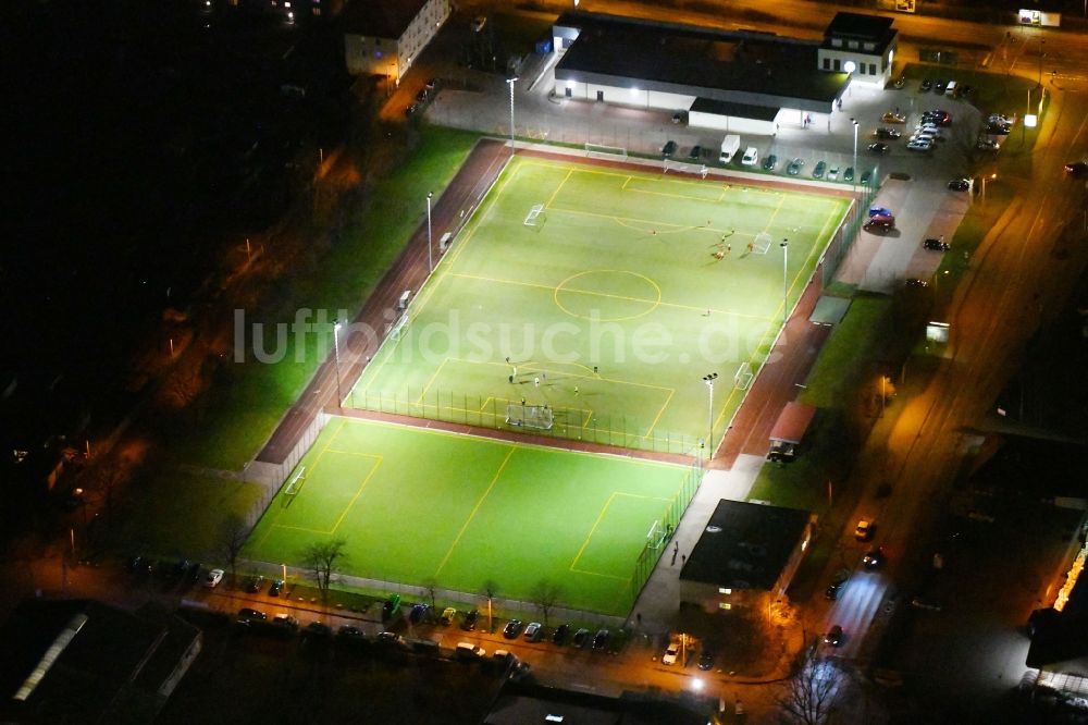 Nachtluftbild Erfurt - Nachtluftbild des Sportplatz- Fussballplatz der SpVgg Eintracht Erfurt 94 e.V. am Wustrower Weg in Erfurt im Bundesland Thüringen, Deutschland