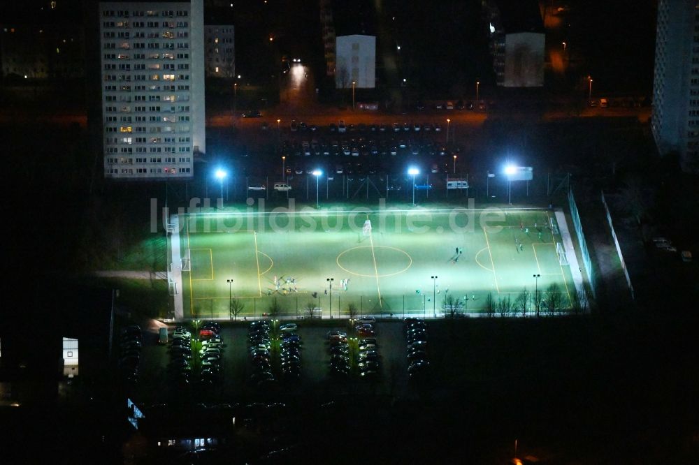 Erfurt bei Nacht aus der Vogelperspektive: Nachtluftbild des Sportplatz- Fussballplatz zwischen Neusißstraße und Friedrich-Engels-Straße in Erfurt im Bundesland Thüringen, Deutschland