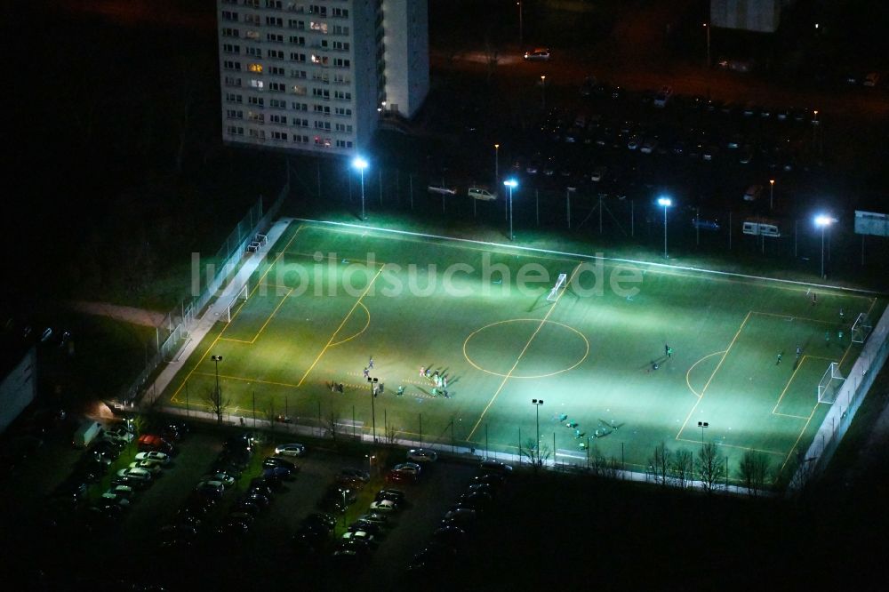 Nachtluftbild Erfurt - Nachtluftbild des Sportplatz- Fussballplatz zwischen Neusißstraße und Friedrich-Engels-Straße in Erfurt im Bundesland Thüringen, Deutschland