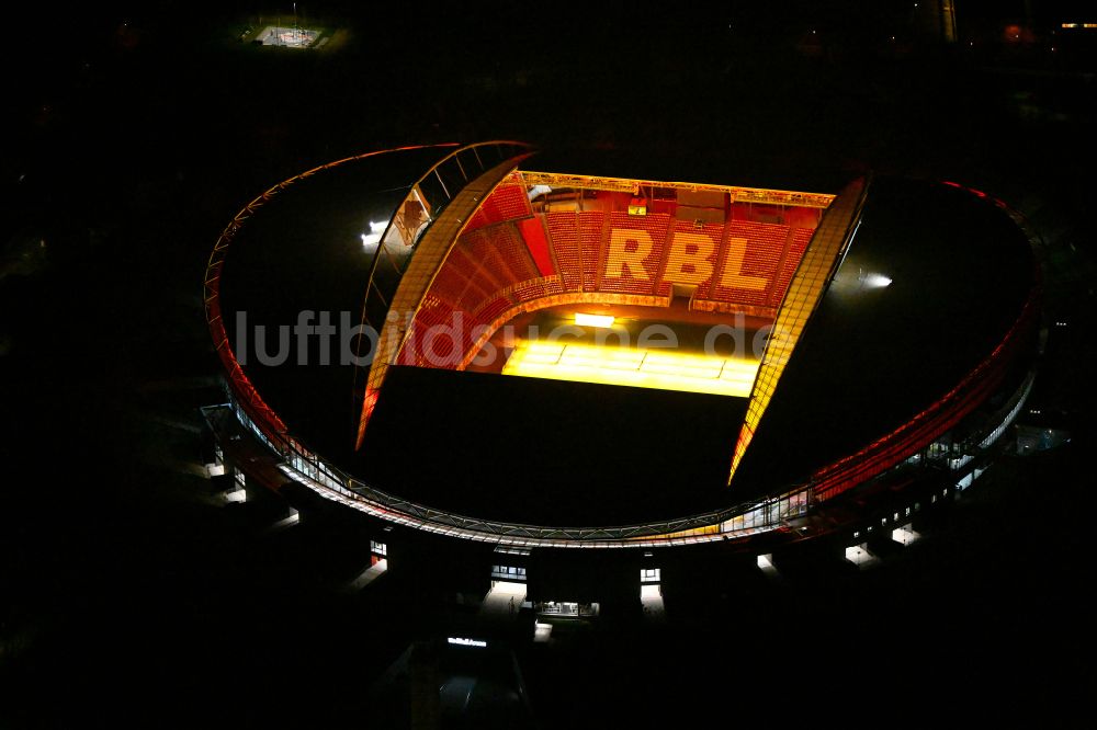 Nachtluftbild Leipzig - Nachtluftbild des Stadion Red Bull Arena in Leipzig im Bundesland Sachsen, Deutschland