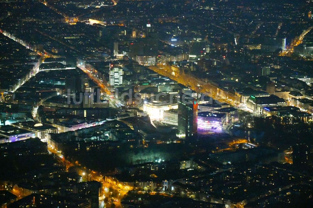 Nachtluftbild Düsseldorf - Nachtluftbild des Stadtzentrum im Innenstadtbereich am Martin-Luther-Platz in Düsseldorf im Bundesland Nordrhein-Westfalen, Deutschland