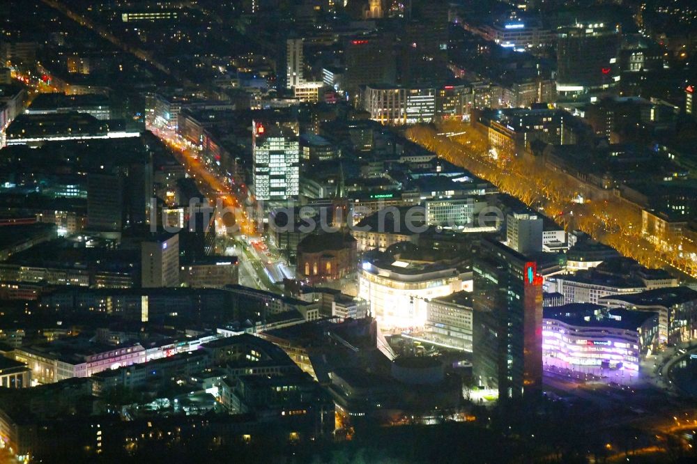 Nacht-Luftaufnahme Düsseldorf - Nachtluftbild des Stadtzentrum im Innenstadtbereich am Martin-Luther-Platz in Düsseldorf im Bundesland Nordrhein-Westfalen, Deutschland