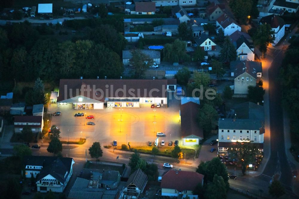 Nacht-Luftaufnahme Werneuchen - Nachtluftbild des Supermarkt Lidl an der Freienwalder Straße in Werneuchen im Bundesland Brandenburg, Deutschland