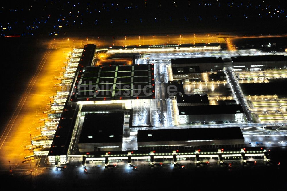 Schönefeld bei Nacht von oben - Nachtluftbild des Terminal am neuen Flughafens BER / BBI BERLIN BRANDENBURG AIRPORT Willi Brandt in Schönefeld im Bundesland Brandenburg