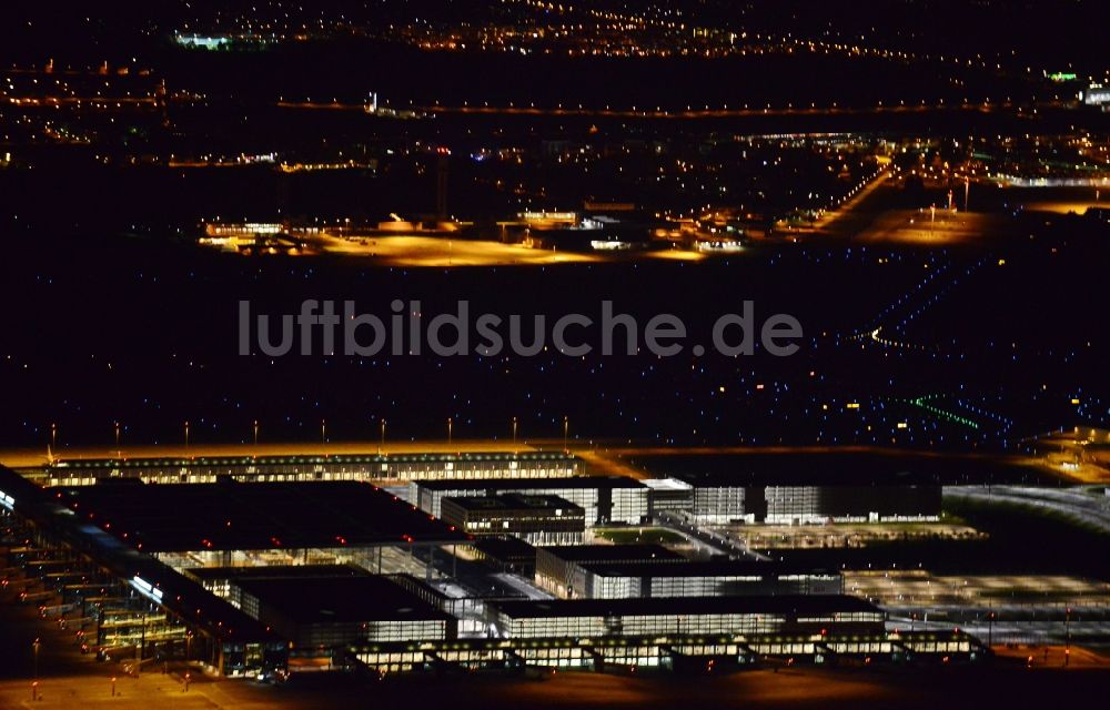 Nacht-Luftaufnahme Schönefeld - Nachtluftbild des Terminal am neuen Flughafens BER / BBI BERLIN BRANDENBURG AIRPORT Willi Brandt in Schönefeld im Bundesland Brandenburg