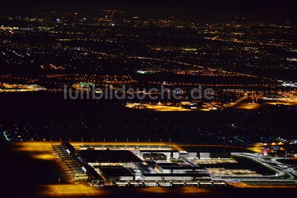 Schönefeld bei Nacht von oben - Nachtluftbild des Terminal am neuen Flughafens BER / BBI BERLIN BRANDENBURG AIRPORT Willi Brandt in Schönefeld im Bundesland Brandenburg