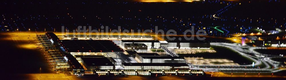 Schönefeld bei Nacht aus der Vogelperspektive: Nachtluftbild des Terminal am neuen Flughafens BER / BBI BERLIN BRANDENBURG AIRPORT Willi Brandt in Schönefeld im Bundesland Brandenburg