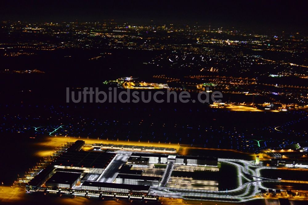 Nachtluftbild Schönefeld - Nachtluftbild des Terminal am neuen Flughafens BER / BBI BERLIN BRANDENBURG AIRPORT Willi Brandt in Schönefeld im Bundesland Brandenburg