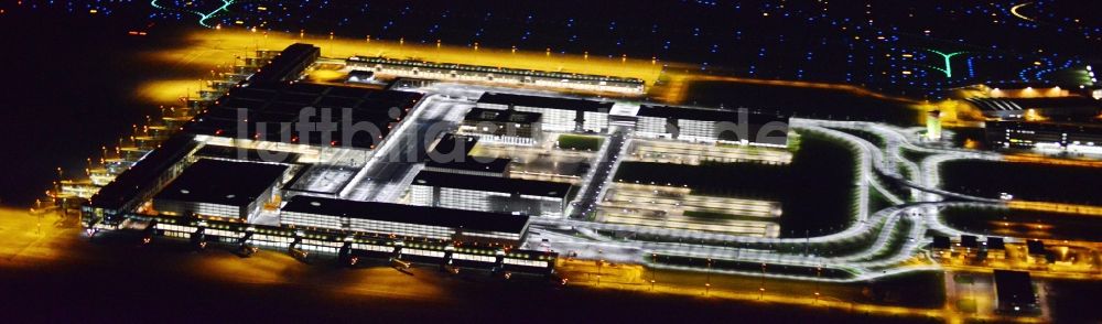 Nacht-Luftaufnahme Schönefeld - Nachtluftbild des Terminal am neuen Flughafens BER / BBI BERLIN BRANDENBURG AIRPORT Willi Brandt in Schönefeld im Bundesland Brandenburg