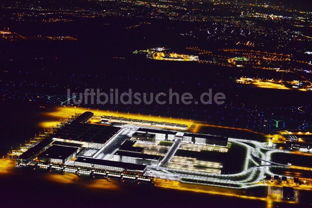 Schönefeld bei Nacht von oben - Nachtluftbild des Terminal am neuen Flughafens BER / BBI BERLIN BRANDENBURG AIRPORT Willi Brandt in Schönefeld im Bundesland Brandenburg