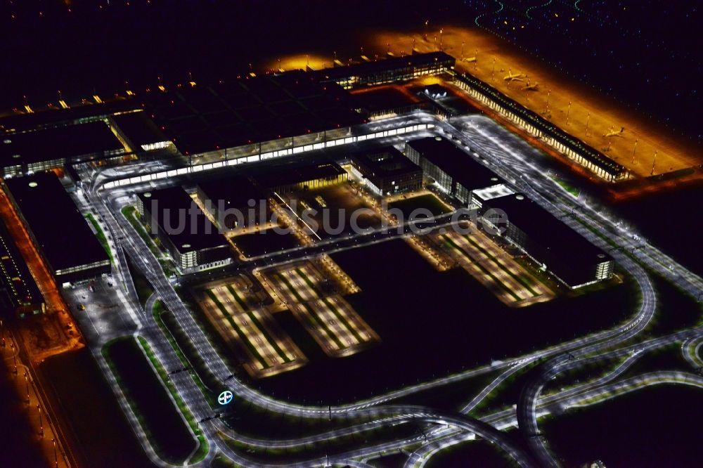 Schönefeld bei Nacht aus der Vogelperspektive: Nachtluftbild des Terminal am neuen Flughafens BER / BBI BERLIN BRANDENBURG AIRPORT Willi Brandt in Schönefeld im Bundesland Brandenburg