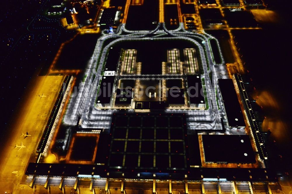 Nacht-Luftaufnahme Schönefeld - Nachtluftbild des Terminal am neuen Flughafens BER / BBI BERLIN BRANDENBURG AIRPORT Willi Brandt in Schönefeld im Bundesland Brandenburg