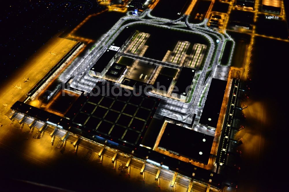 Schönefeld bei Nacht von oben - Nachtluftbild des Terminal am neuen Flughafens BER / BBI BERLIN BRANDENBURG AIRPORT Willi Brandt in Schönefeld im Bundesland Brandenburg