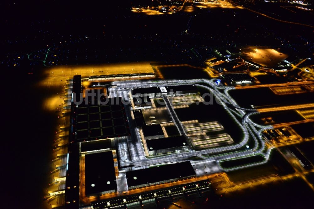 Nacht-Luftaufnahme Schönefeld - Nachtluftbild des Terminal am neuen Flughafens BER / BBI BERLIN BRANDENBURG AIRPORT Willi Brandt in Schönefeld im Bundesland Brandenburg